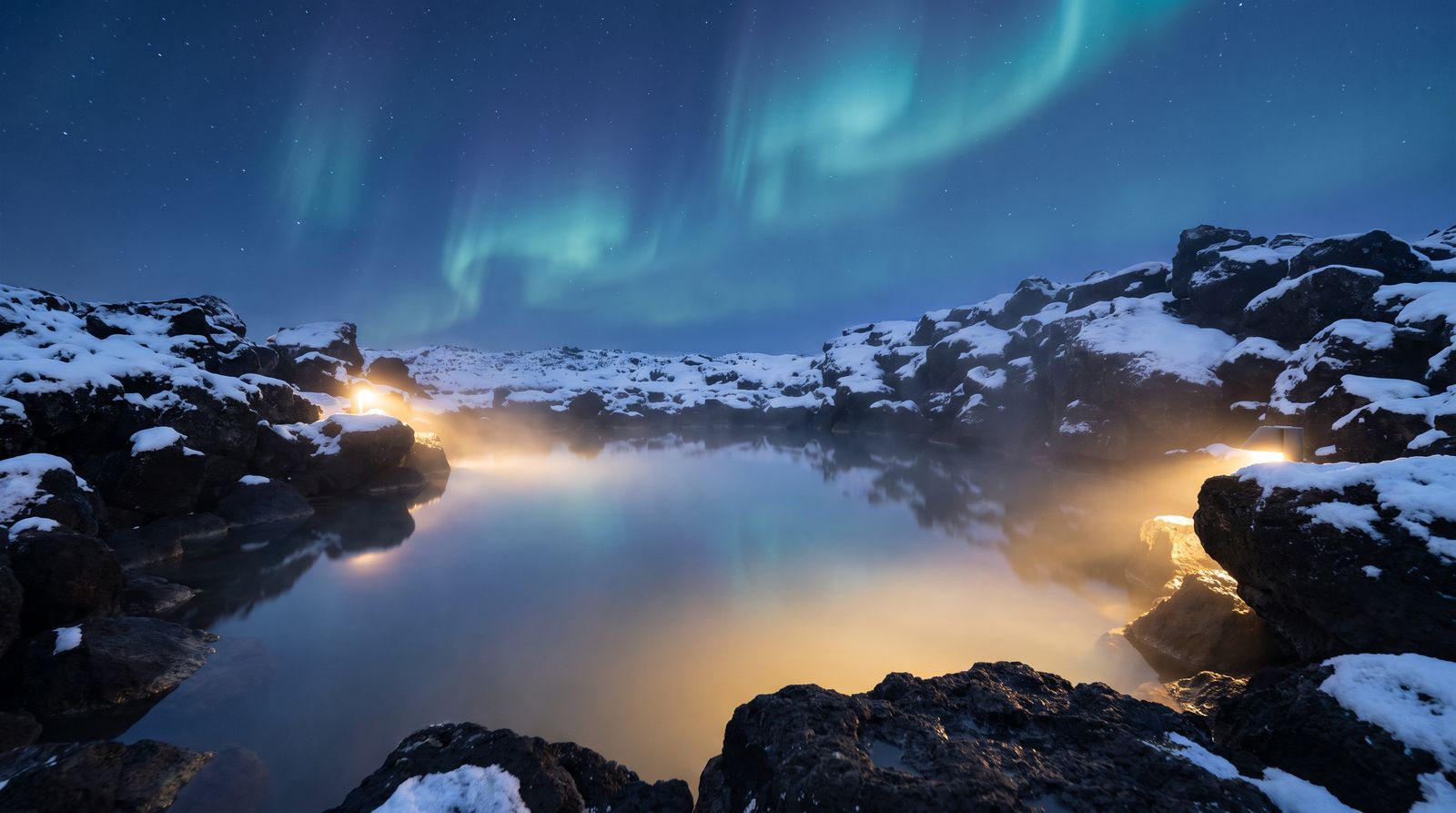Voyage Nocturne : L'Étreinte de l'Eau et des Étoiles
